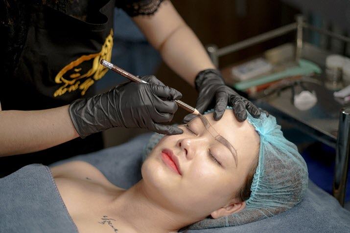The procedure of eyebrow tattooing