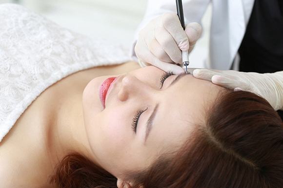 The process of performing eyebrow sculpting at a reputable facility
