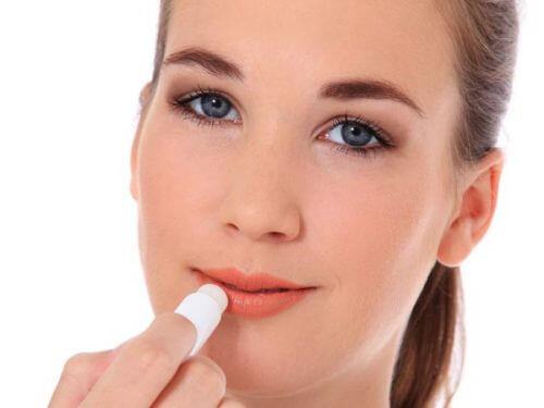 How to take care of dry lips after spraying