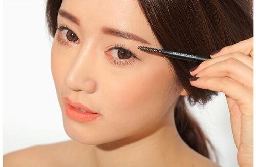 Korean horizontal eyebrow spray trend
