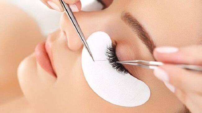 Silk eyelash extensions don't hurt your eyes