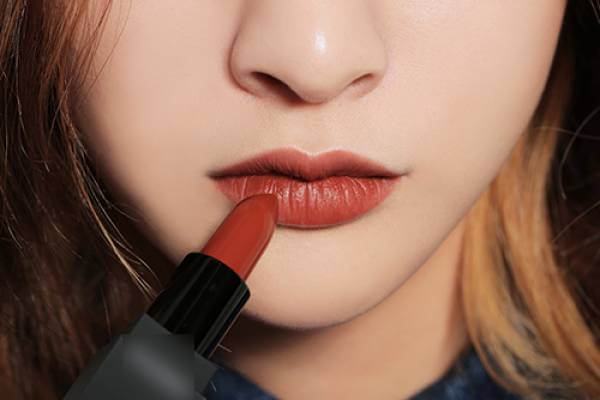 lipstick color suitable for dark lips