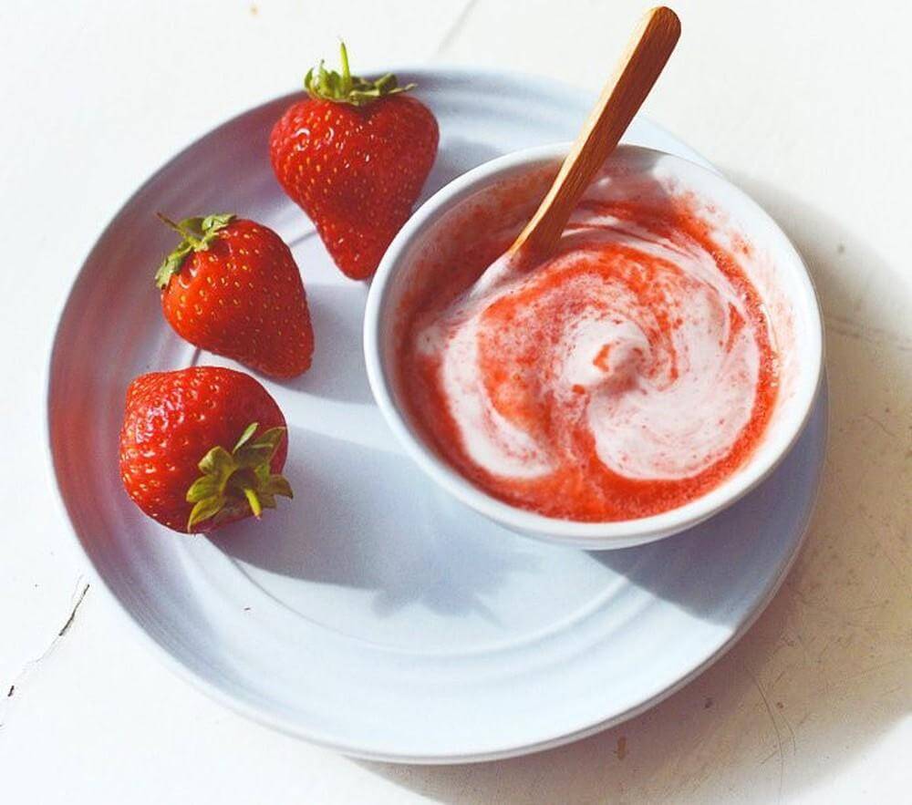 Strawberry and yogurt face mask for dry skin