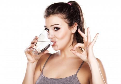 detox cơ thể bằng cách uống nước lọc