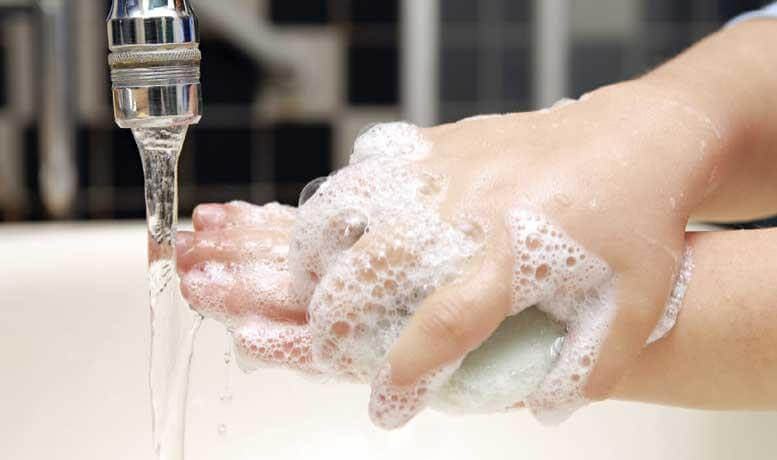 Luôn rửa sạch tay trước khi rửa mặt