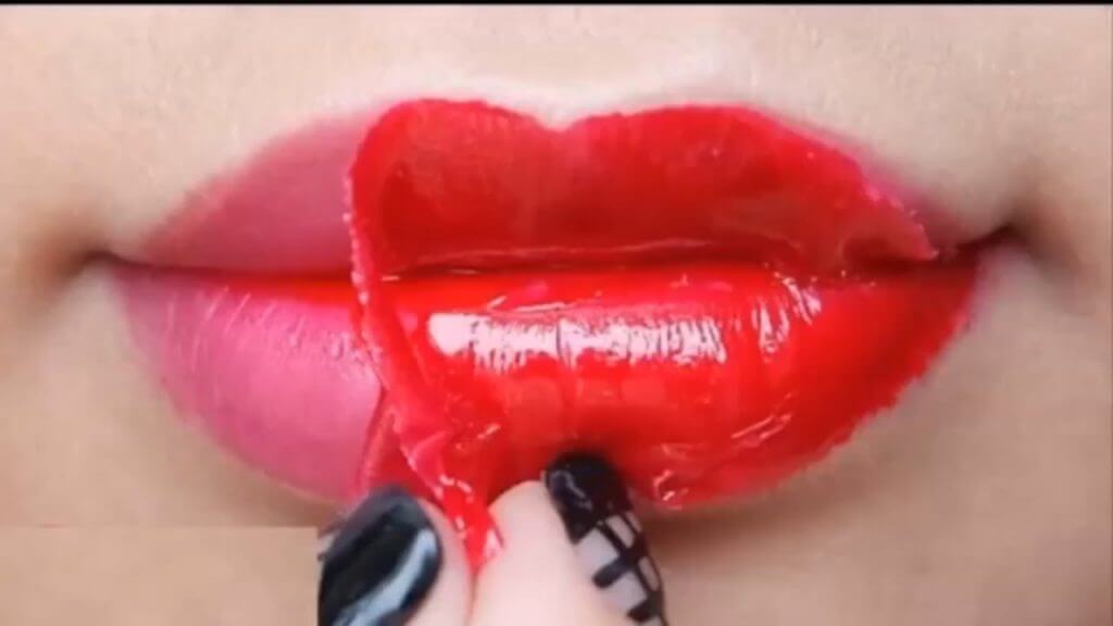 Apply ointment when applying lip spray until lips peel off