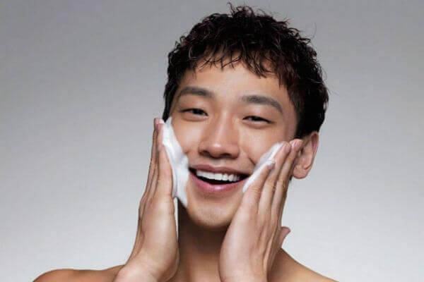 bí quyết rửa mặt để chăm sóc da mụn cho nam giới