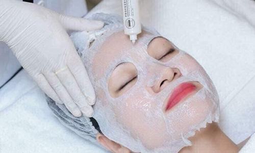 Detoxify skin with CO2 mask