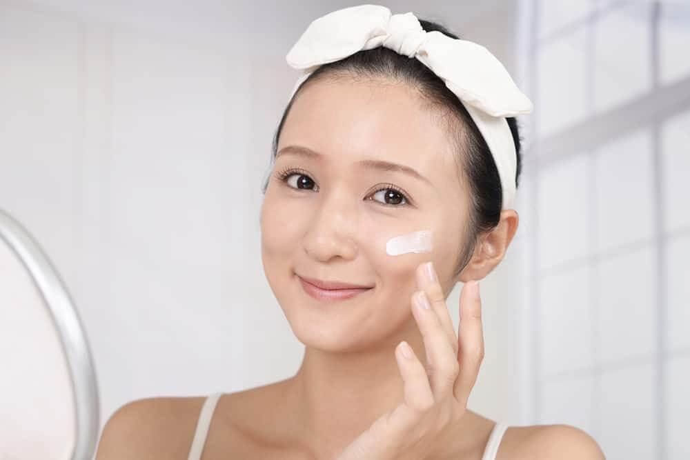 What is an effective skin care method before going to bed?