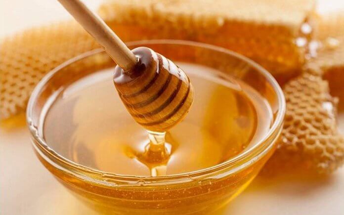 Treat dark lips for men with honey