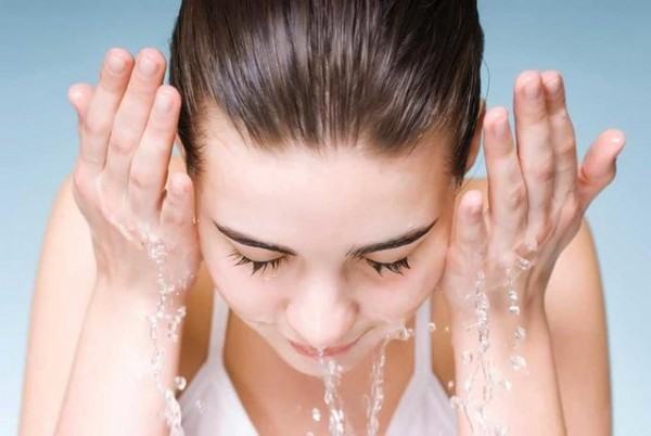 Làm sạch da mặt trước khi sử dụng hydrogen peroxide