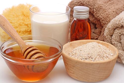 Treat acne with rice bran powder and honey