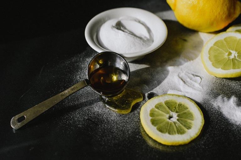 Exfoliate with baking soda, lemon and honey mật