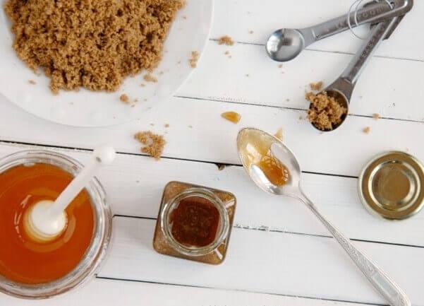 Exfoliate with honey, olive oil and brown sugar đường
