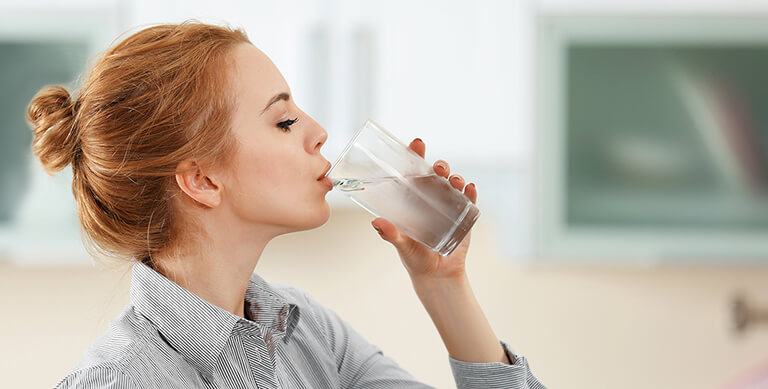 Uống nhiều nước giúp đẩy lùi lão hóa da 