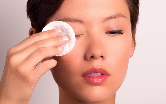How to remove makeup for acne skin safely