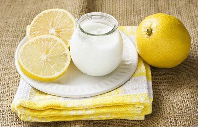 Treat acne with yogurt and lemon mask