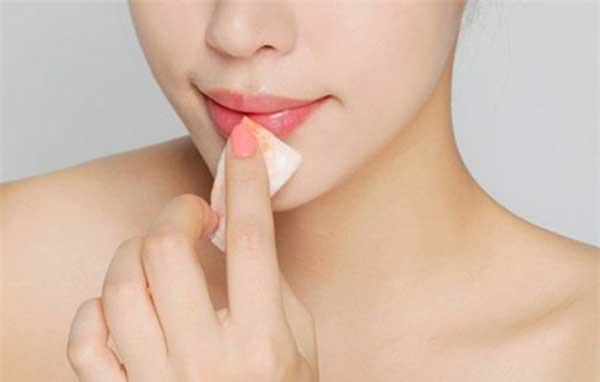 Remove lip makeup properly and safely