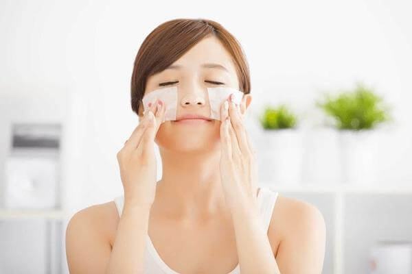 How To Use Absorbent Paper Effectively For Oily Skin Tips