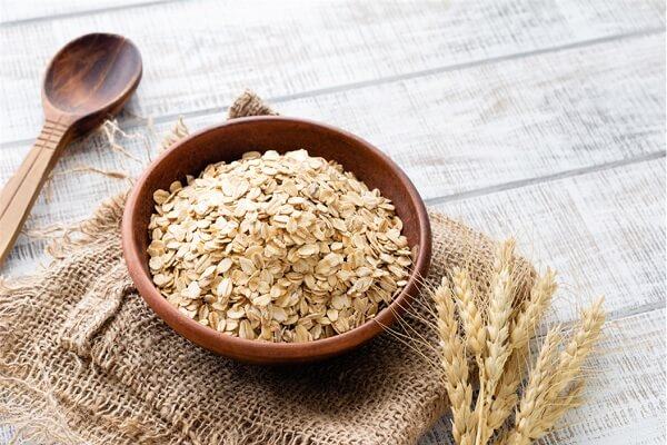 Using oats to help beautify the skin