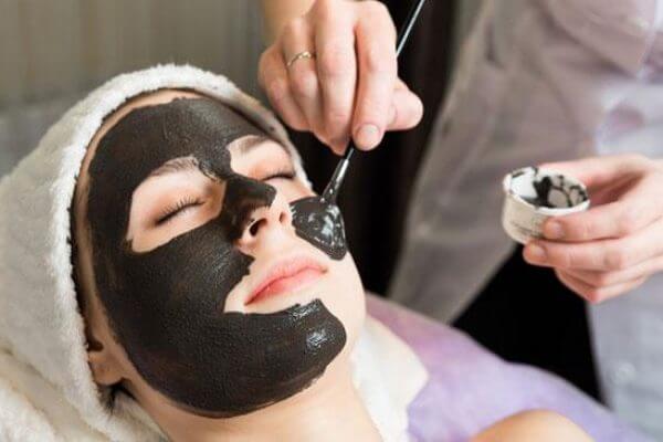 Safely beautify skin with activated charcoal