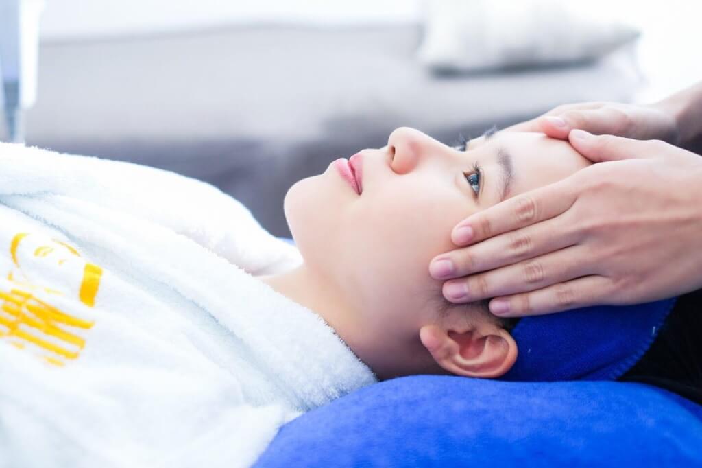 Top 9 Lợi Ích Khi Đưa Massage Mặt Vào Quy Trình Chăm Sóc Da Đằng sau